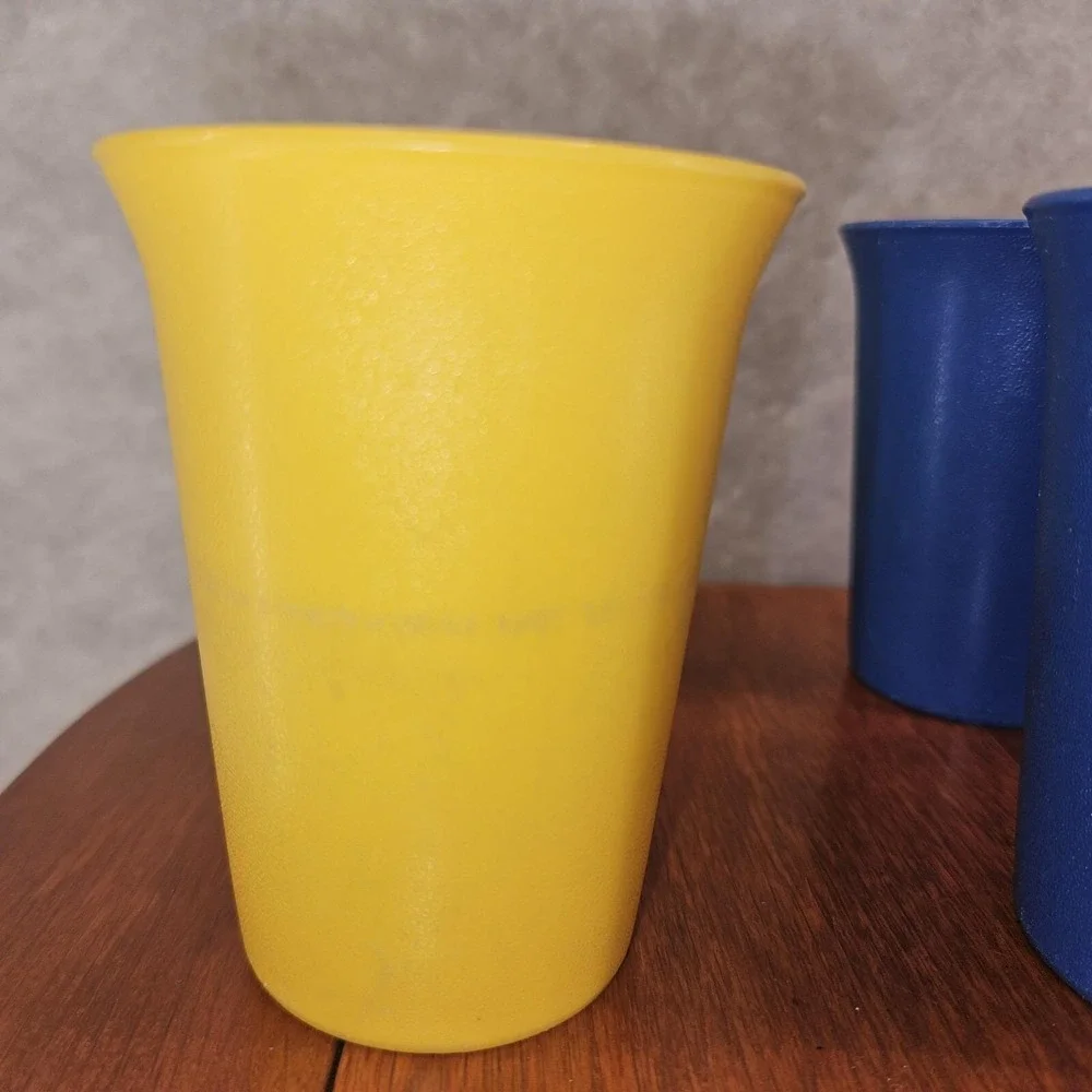 Tupperware Bell Tumblers Kids Small Juice Cups Set Of 6 #109 7 Oz Primary Colors